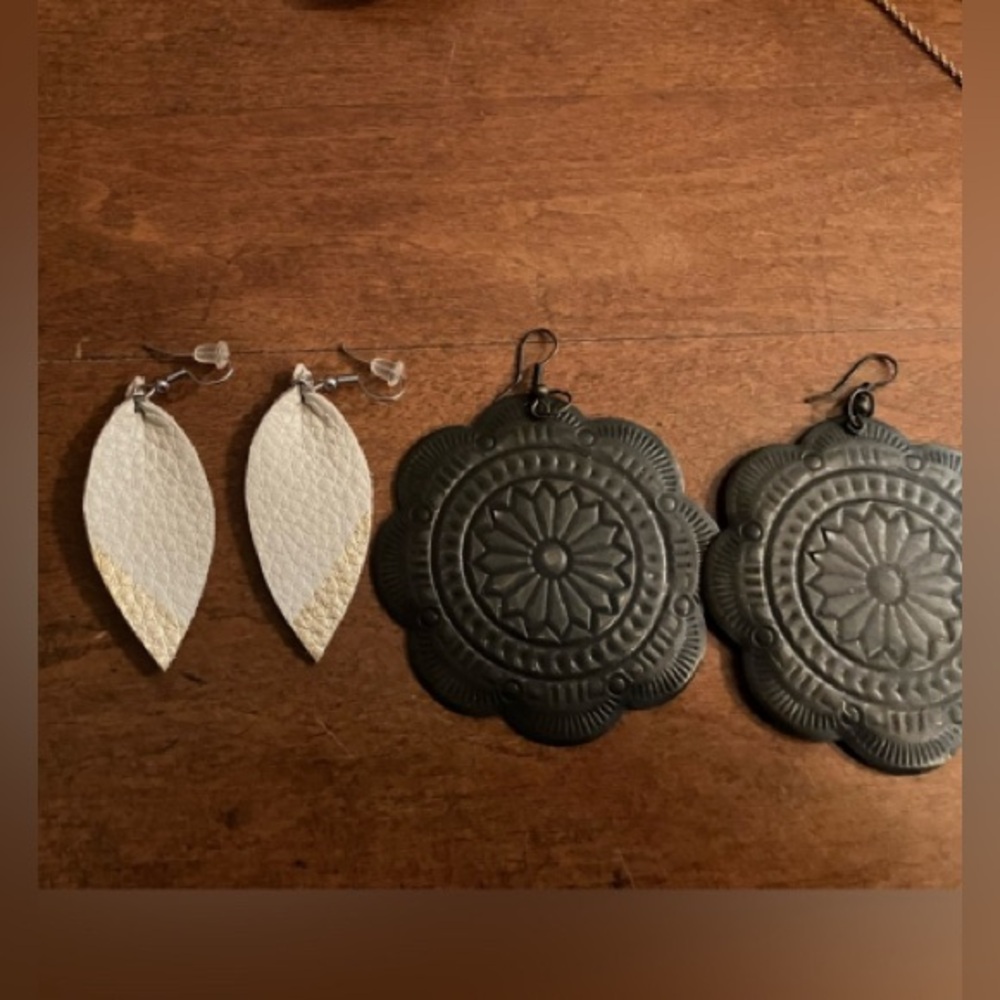Set of 2 statement earrings